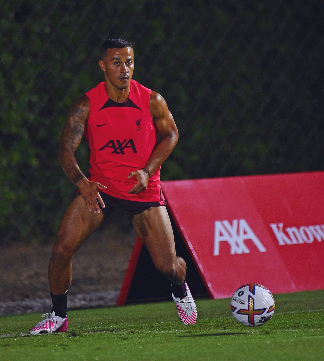 Thiago6's tweet photo. 👋🏼 Thailand! 🇹🇭 #YNWA https://t.co/UOU1UJV4WM