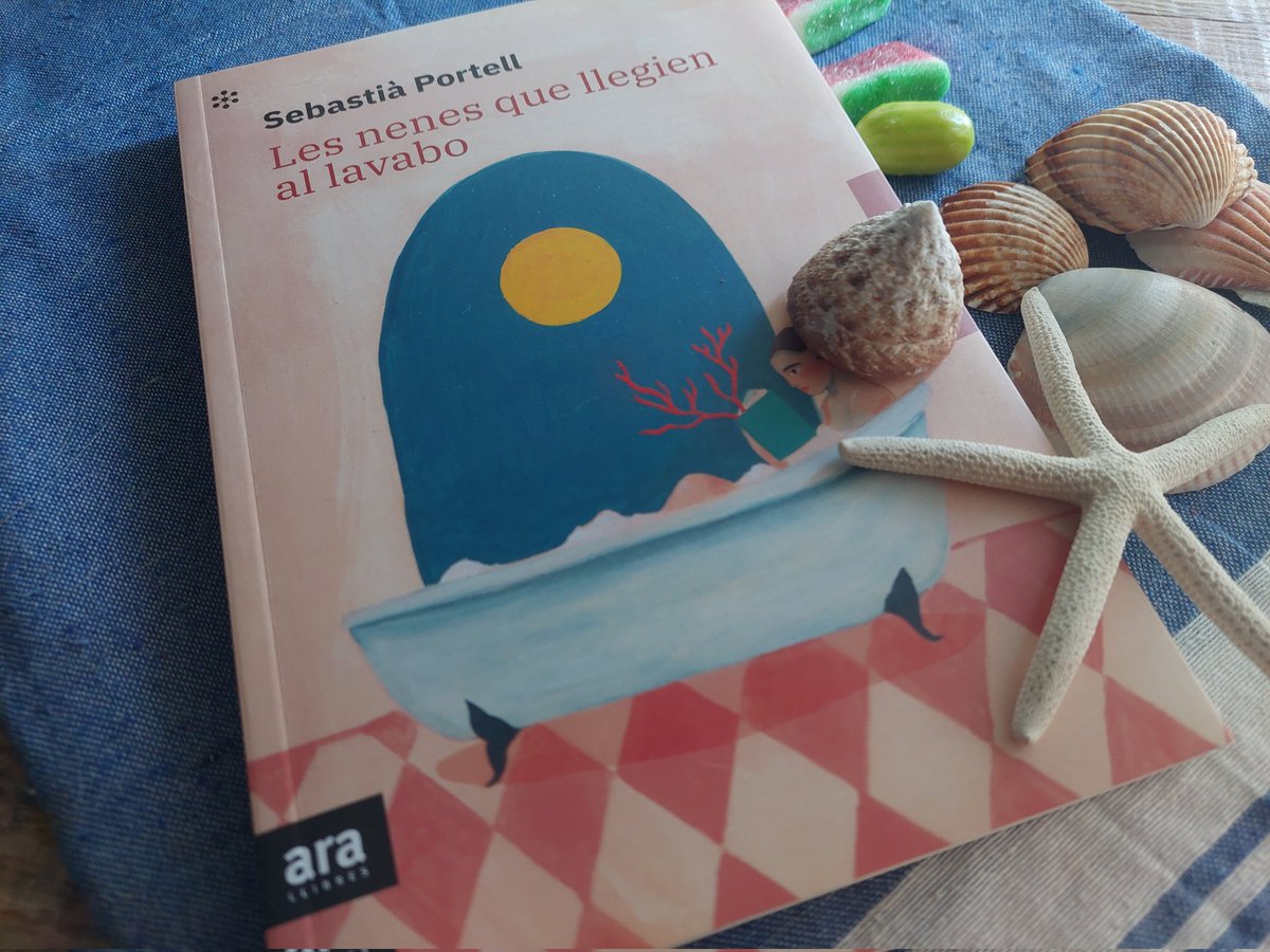 librosity's tweet photo. #EstiuDeLectures🏖
«[…] Ha arribat l'hora de plantar cara a tots aquells que ens han ensenyat a viure -a llegir- en la vergonya. Ha arribat l'hora de viure […].»(p.54)
#SebastiàPortell
#LesNenesQueLlegienAlLavabo

👏🏽Summer: 
escriure, 📚et publiquem📚, llegir
#Librosity
#estiu https://t.co/jVq28Fnnwx