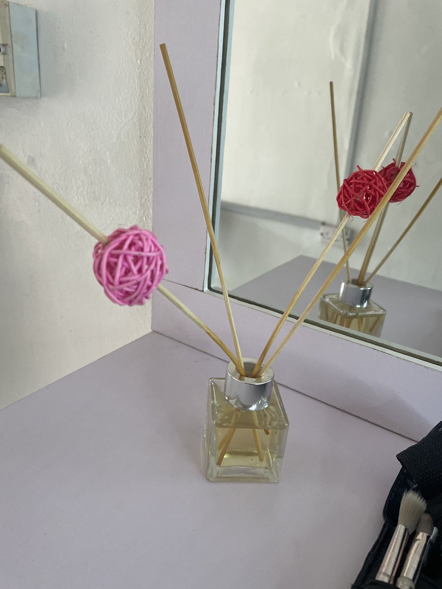eveonyinye's tweet photo. Asides being a professional makeup artist… I also make scented candles and diffusers on the side… and I also train people on how to make them 😌😁Kindly help me RT when this crosses your TL… Thank you 🙏🏾 https://t.co/zoIqqAcag7