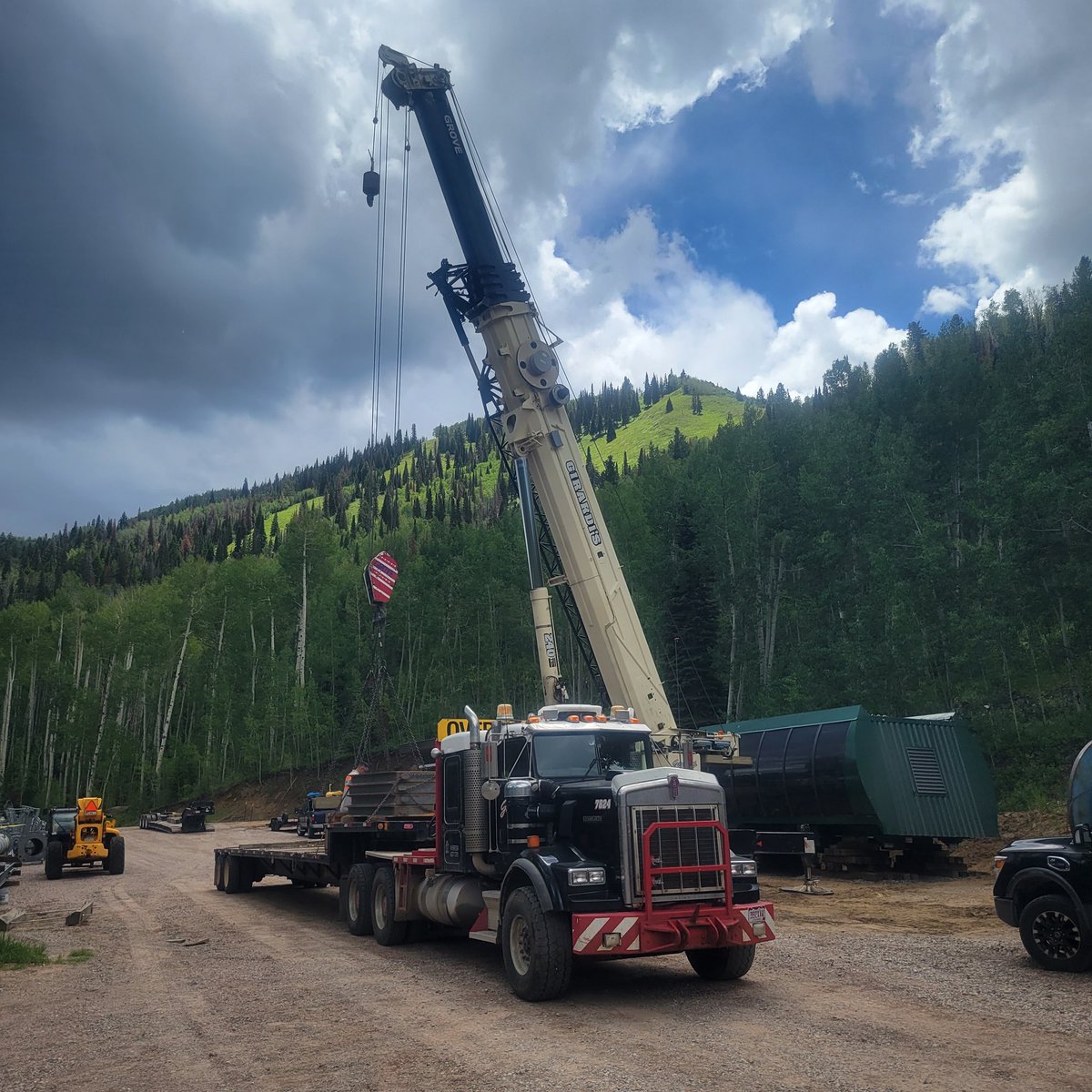 skisunlight's tweet photo. Heavy equipment sighting! This past week the team managed to dodge a few days of canyon closures and got the drive station and haul rope delivered late Weds. night. Pretty much all parts and pieces are now here. #segundo #thesecondone https://t.co/IaSqJE3MIH