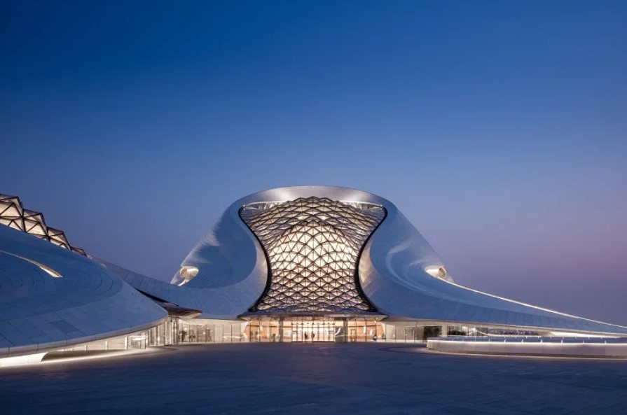 Harbin Opera House, Harbin🇨🇳

> Built in 850k sq ft, the Architects wanted bldg to look like an organic outgrowth of landscape but in a rather sci-fi way

> It rises from the watery site like overgrown artificial sea shells most of the year, but virtually disappears when it snows