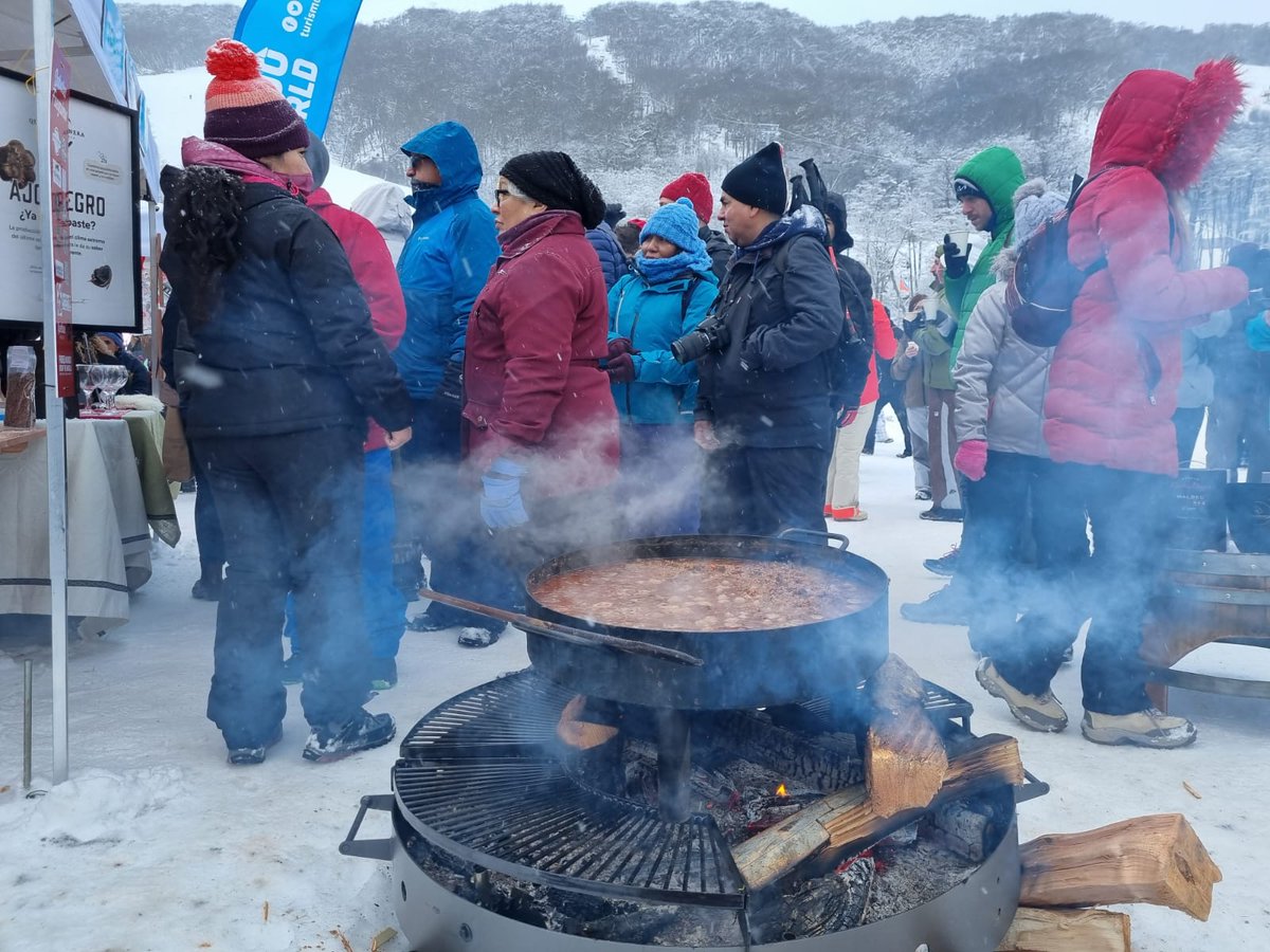 TurismoTDF's tweet photo. La Fiesta del Invierno en Cerro Castor es un evento emocionante
¡Hacete #FanDelaNieve del Fin del Mundo!
#Ushuaia #FiestaDelInvierno #TierraDelFuego https://t.co/9BQN5L4nrv