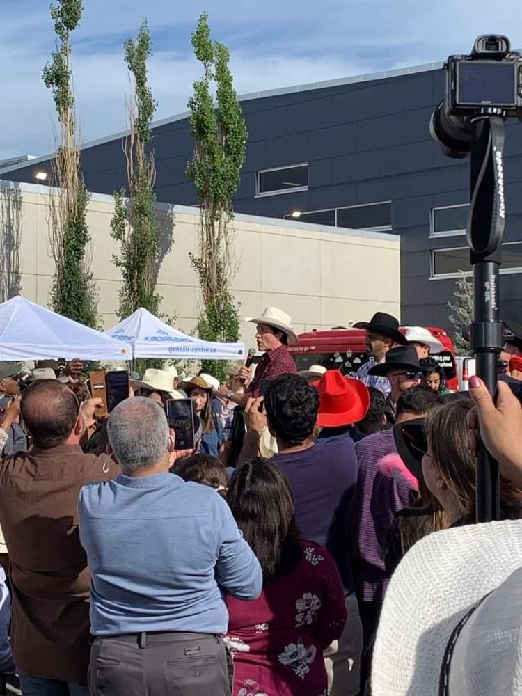 Le premier ministre du Canada Justin Trudeau prend part aux festivités du Stampede de Calgary. Il s'est joint au député George Chahal dans sa circonscription de Calgary Skyview pour un traditionnel déjeuner du festival #rcab