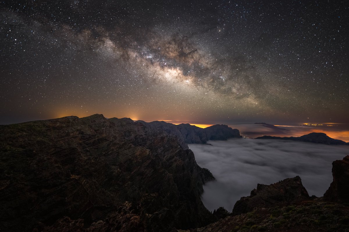 The rising milkyway captured shortly after evening twilight over the cloud tops of La Palma! 😍