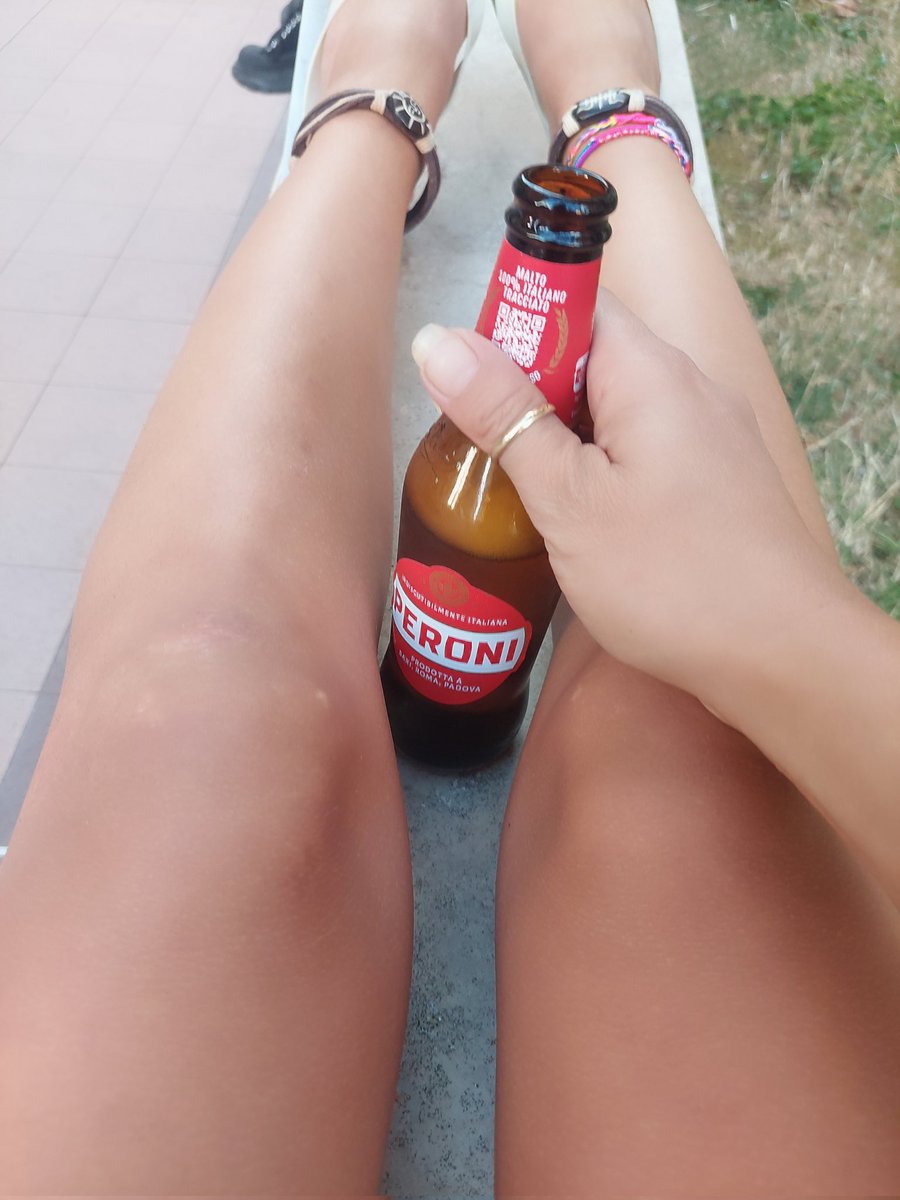 Bene_dica's tweet photo. Quando il lavoro finisce... scatta il birretta time...🥰😘 #set #birratime #weekendvibes https://t.co/aBlq6YYC3x