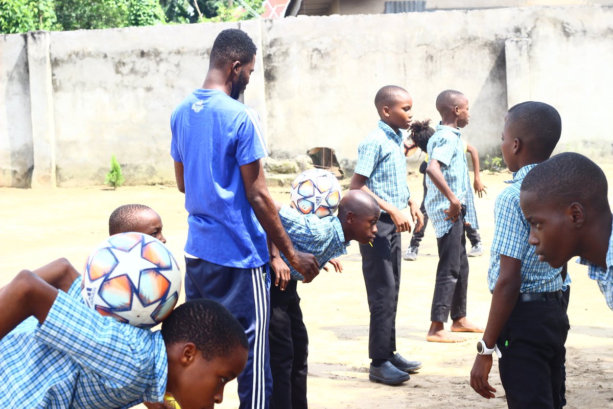 ChukwuebukaFEnt's tweet photo. WEEK 52 #CSFFTP
Pictures from week 52 of Chukwuebuka School Freestyle⚽ Training Program #CSFFTP22 at Global College on 8th July,2022 with our founder @ChukwuebukaEZ
It our last training for d term as exam resumes next week
#ChukwuebukaFreestyle #School #ChukwuebukaEzugha
1/3 https://t.co/m2iySXLrcq