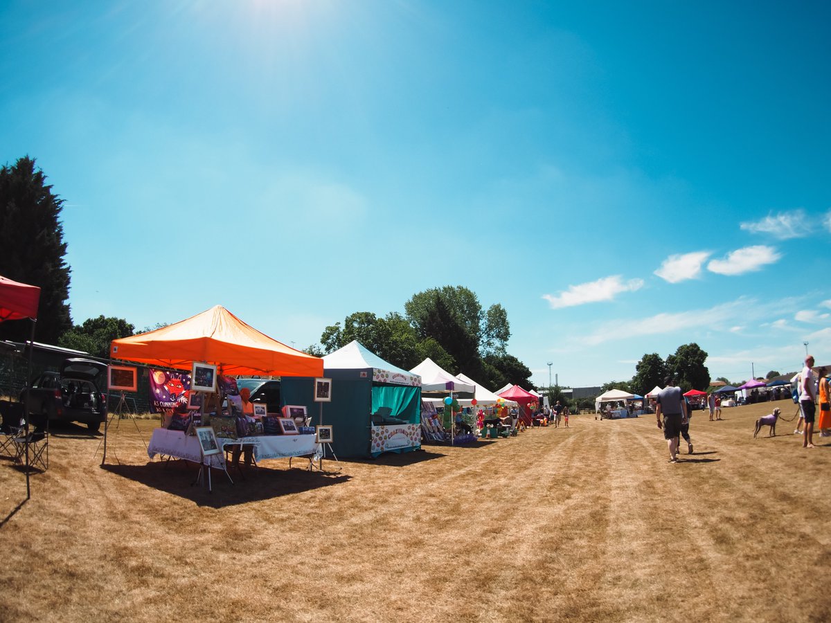 At #Padworth &amp; #Aldermaston Wharf #Craft &amp; Produce Show earlier today in the blazing sun. It was great to chat to everyone and I met a long standing fox fan, which was brilliant! The tractor isn't mine, I just liked it! 🦊 @padworth_show
