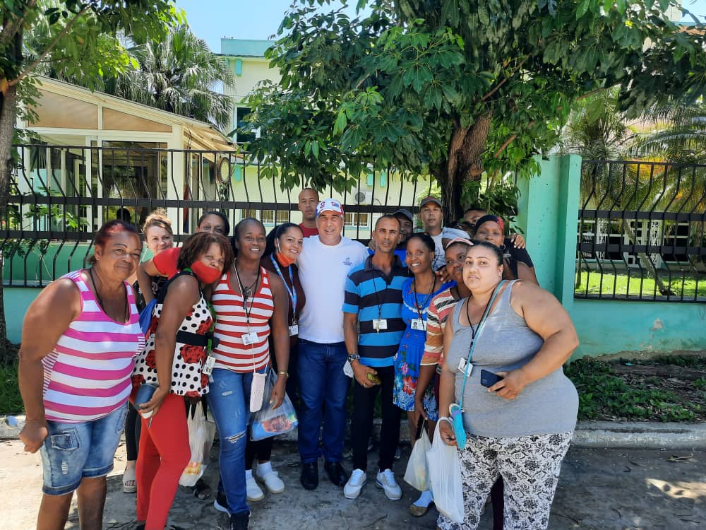 En la mañana de hoy el Presidente de #BioCubaFarma y otros directivos realizaron un recorrido por varias plantas de producción de medicamentos. #CubaViveYTrabaja #CubaPorLaPaz