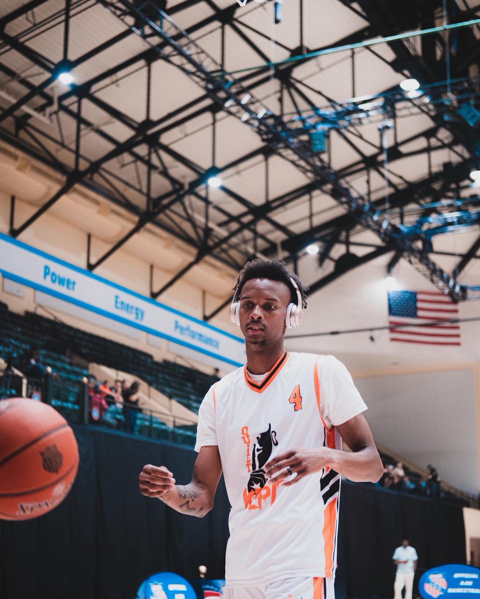 AAU_Basketball's tweet photo. Check the clock β° itβs time! Turn on ESPN3 RIGHT NOW. You wonβt want to miss this game π
#AAUMensChampionship #AAUBBallNatls https://t.co/pOH499CTII