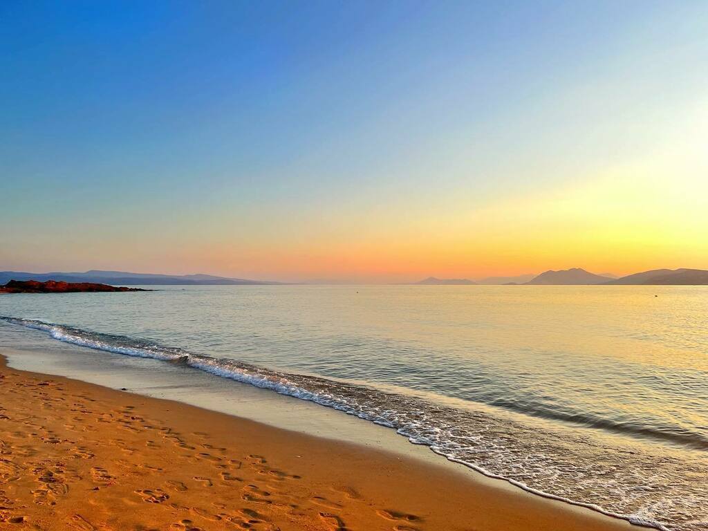 - SUNSET -

When you’re real life looks like a postcard 😍
.
.
.
#skiathos #beachvibes #islandlife #beachdayz #pelion #sunset #oceanvibes #vitaminsea #skiathossummer #greekislands #sporades #skiathossunset #whenthesungoesdown instagr.am/p/Cf1zE1Foc2J/