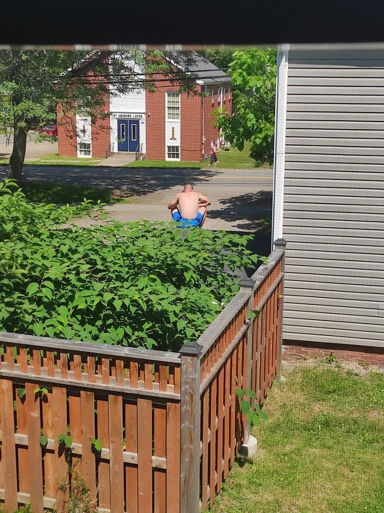 Aya tatangga bule keur modol nih. Welcome to the jungle 🤘