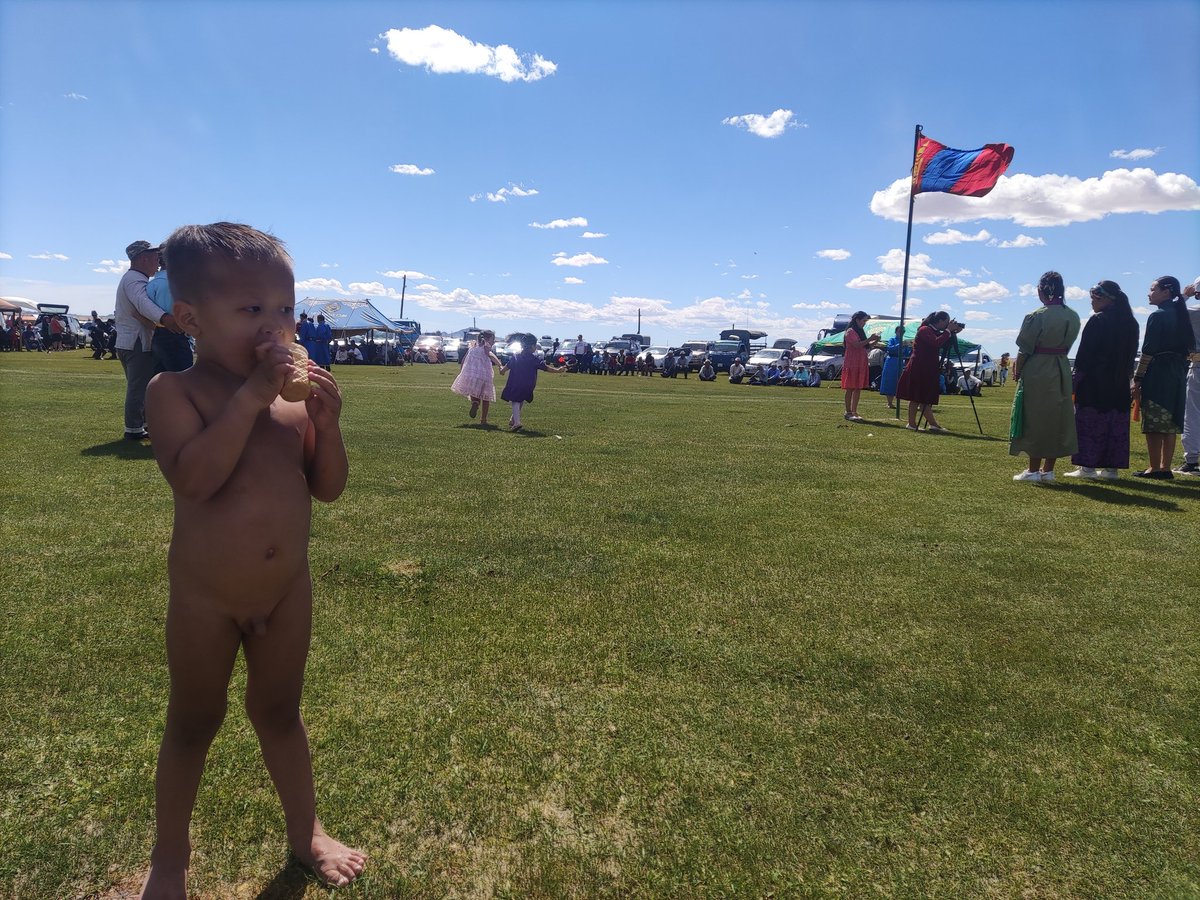 Та бүхэн сайхан наадаарай