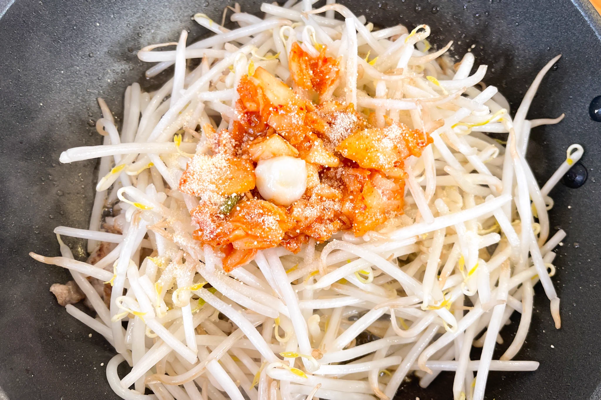 程よい辛みが食欲をそそる！豚キムチもやし炒め。