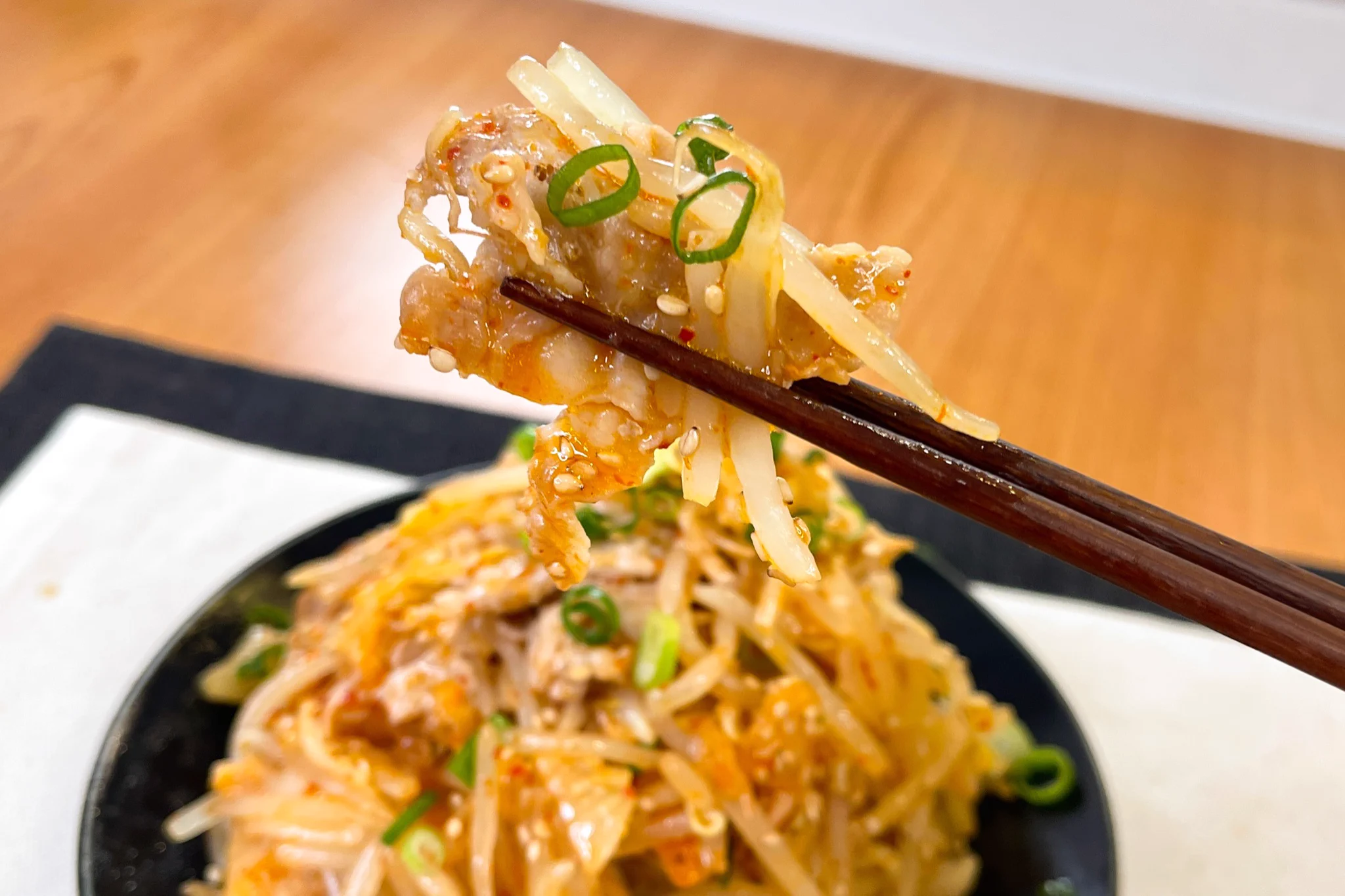 程よい辛みが食欲をそそる！豚キムチもやし炒め。