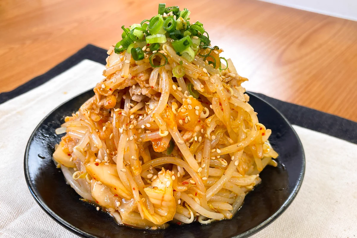 程よい辛みが食欲をそそる！豚キムチもやし炒め。
