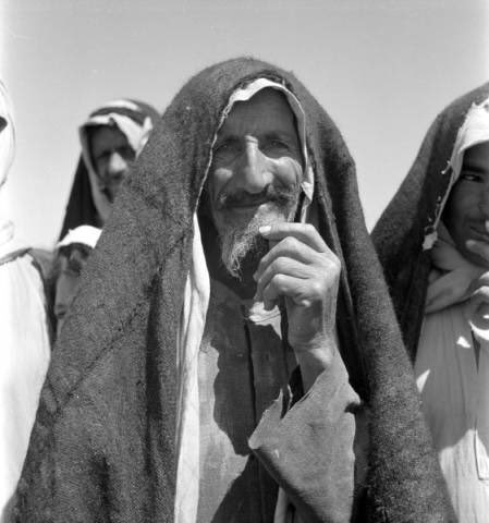 nayefhe's tweet photo. عدسة المصوّر الامريكي هارولد كورسيني توّثق تجمعات البدو مع الشيخ فيصل بن شبلان في الجوف ،اغسطس 1947م1️⃣
#تاريخ_السعوديّة_المصوّر
#تاريخ_البدو_المصّور https://t.co/YkpjPC67Vd