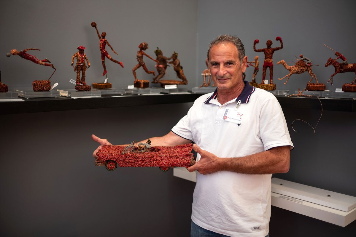 StuNewsLaguna's tweet photo. Laguna Art-A-Fair opens with 118 booths of original art, live music and daily classes for adults &amp; kids. Read this story by Marrie Stone at https://t.co/DWcDxjZcry. (Photos: Jeff Rovner) @lagunaartafair https://t.co/6BHrJFexhc