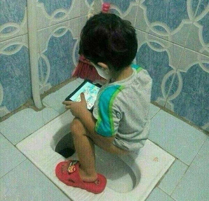 ياعم ماتشغلش دماغك مين يسأل ومين ميسألش ، دول بياخدوا التليفون معاهم وهما داخلين الحمام 🤗😂