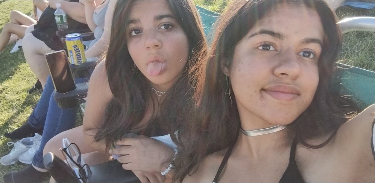 Pink_beans_rice's tweet photo. My girls!!!!

#takemyhandholmdel https://t.co/KStMEnZSDq