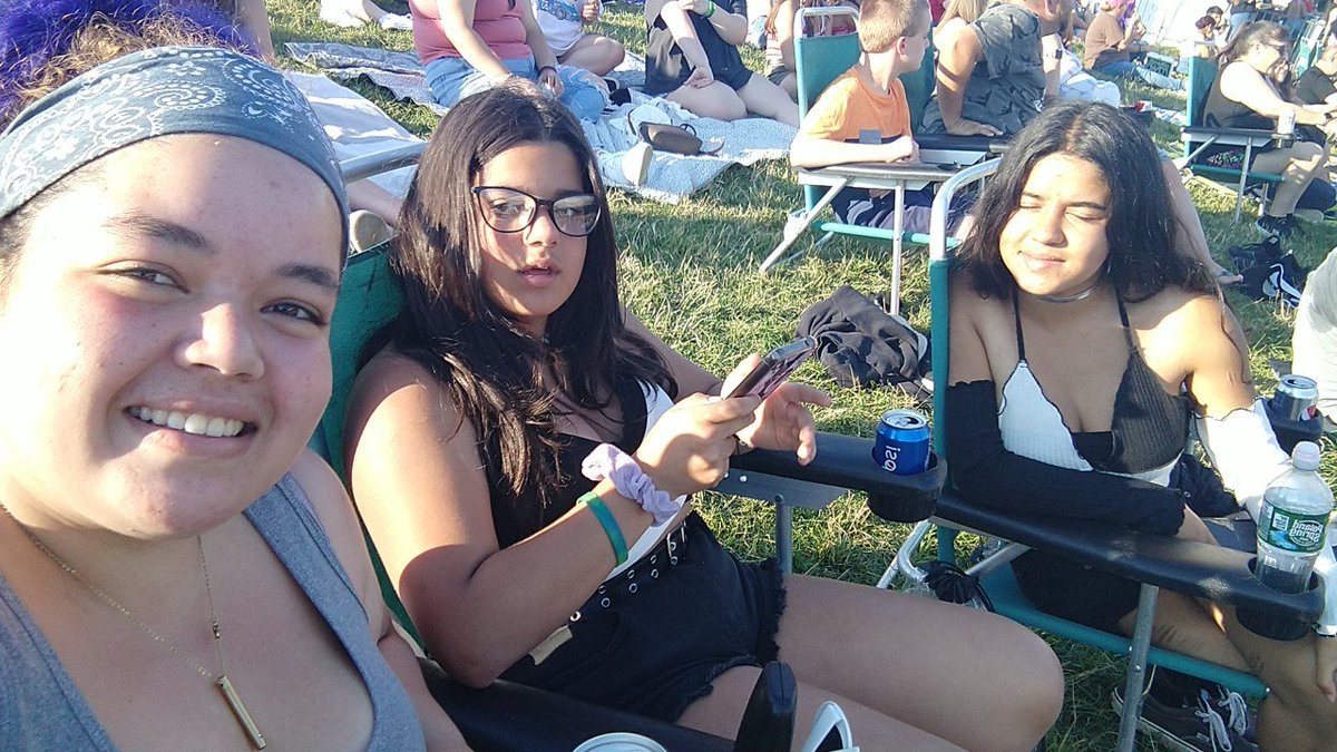 Pink_beans_rice's tweet photo. My girls!!!!

#takemyhandholmdel https://t.co/KStMEnZSDq