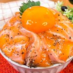 ピリ辛な味わいとオリーブオイルがサーモンと相性抜群で最高!サーモンでブラックペッパー漬け丼