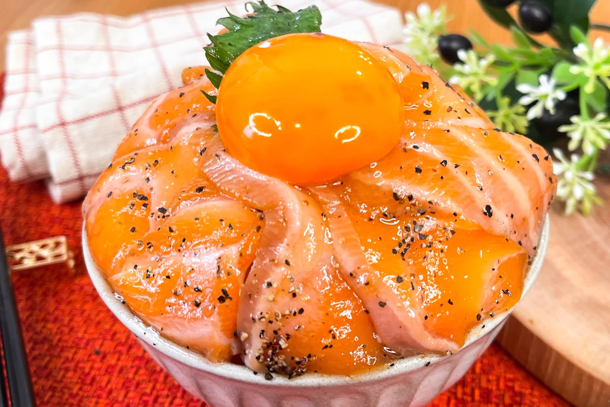 ピリ辛な味わいとオリーブオイルがサーモンと相性抜群で最高！サーモンでブラックペッパー漬け丼