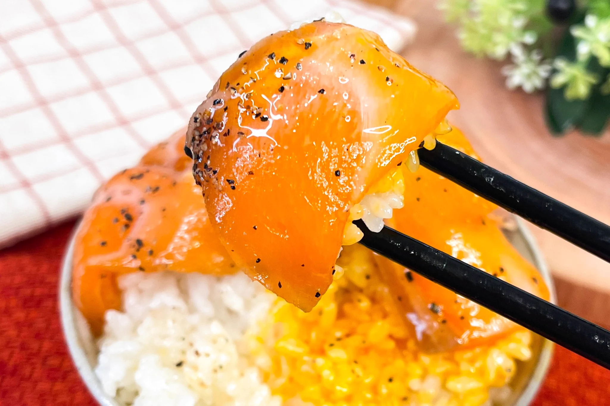 ピリ辛な味わいとオリーブオイルがサーモンと相性抜群で最高！サーモンでブラックペッパー漬け丼