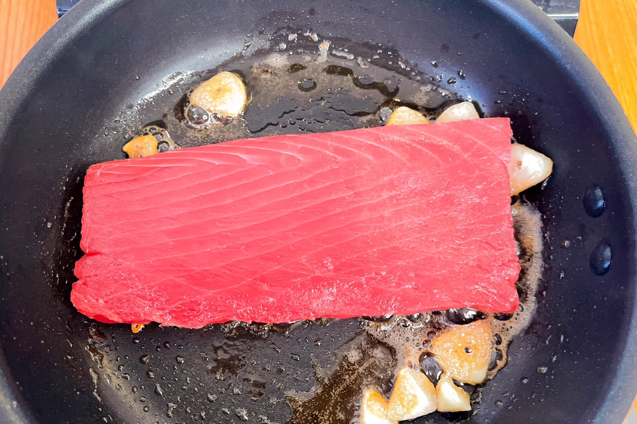 中のレア感がたまらない！マグロのバター醤油ソテー。