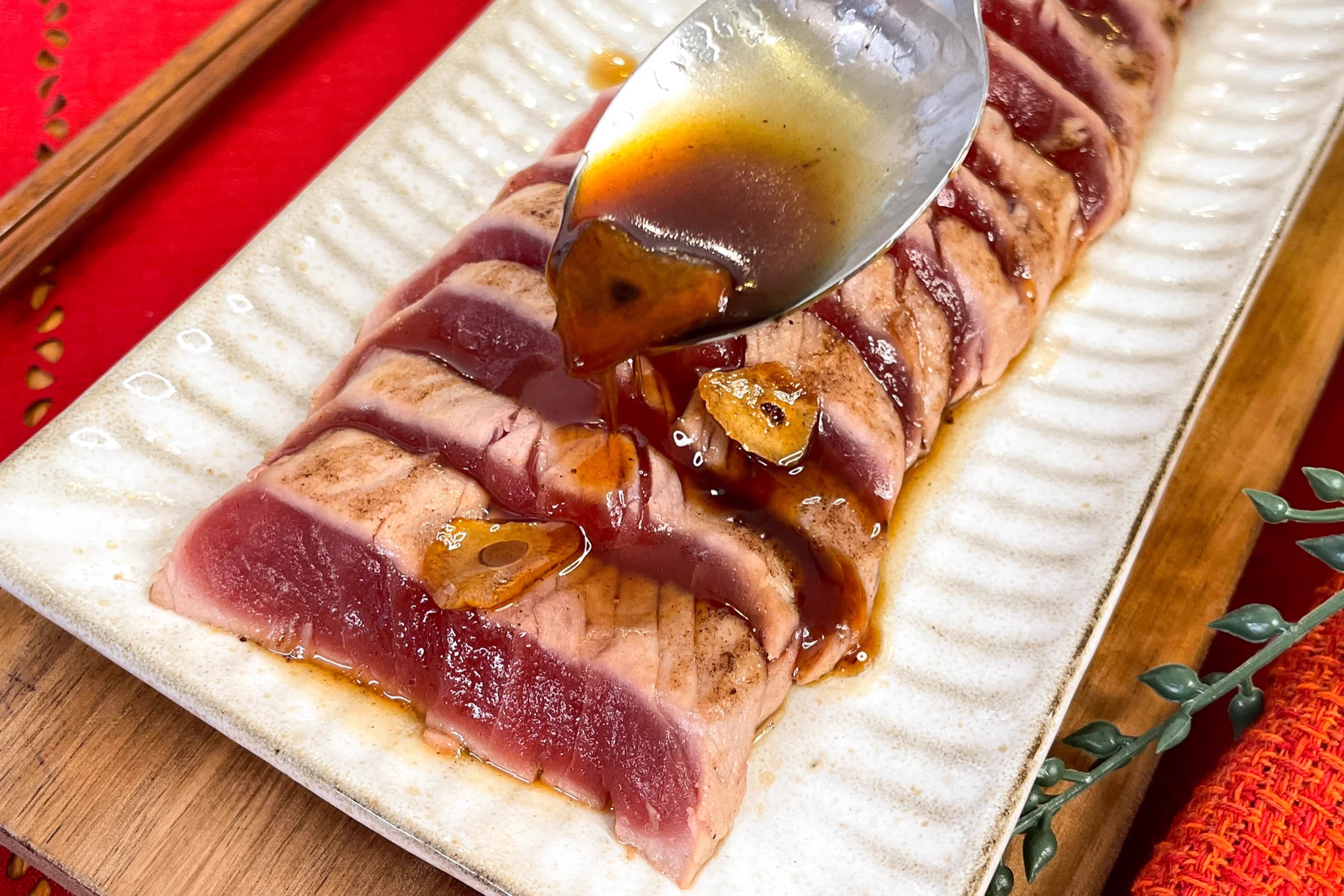 中のレア感がたまらない！マグロのバター醤油ソテー。