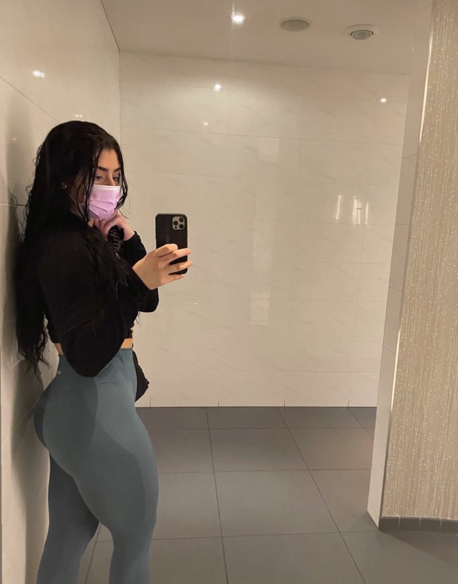 _amrmor's tweet photo. Having a gym in your crib is so elite. The gym never stop 🏋🏻‍♀️🙏🏻 https://t.co/lMS83DBFPs
