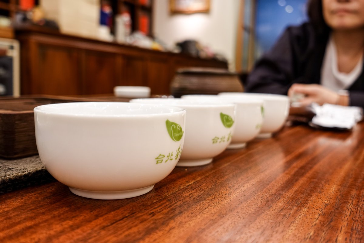 Foodelicious_tw's tweet photo. People said that Tea can bring inner peace. Is it true? Maybe, only with the strong air conditioner. Haha.
#tea #taiwan #taipei https://t.co/x2abD4UVuM
