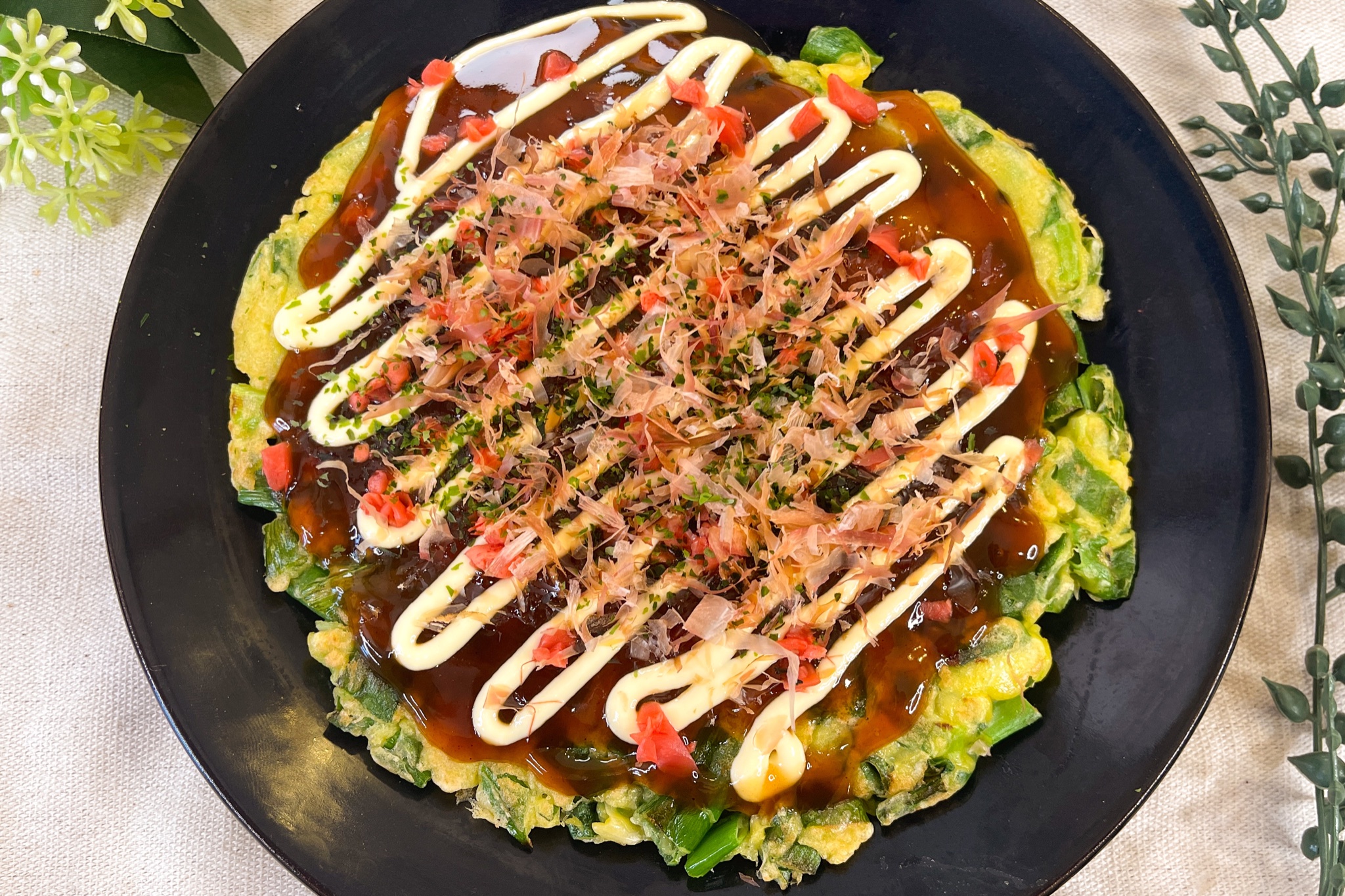 まるみキッチン 簡単レシピ だし香る 関西風ねぎ焼き 青ネギ1束を小口切り 面倒な場合は調理ばさみでカットしてもok ボウルで小麦粉50g 水50ml だしの素大さじ1 たまご1つを加えさっくり混ぜる フライパンでサラダ油大さじ1ひいたら