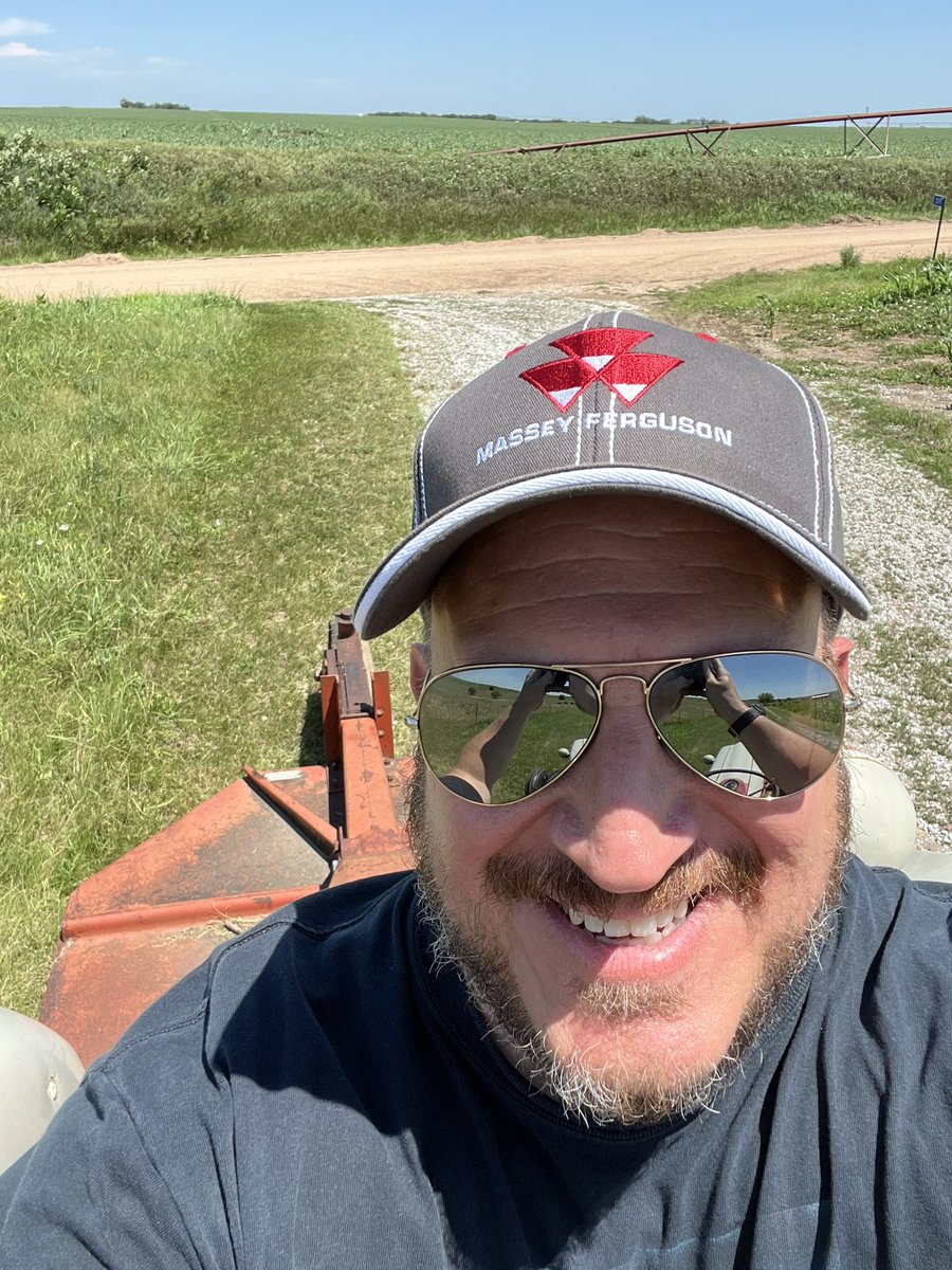 geddyfleaharris's tweet photo. Gave the place a haircut. #farmlife #nebraska #fillmorecounty https://t.co/bjPCQC3iOg