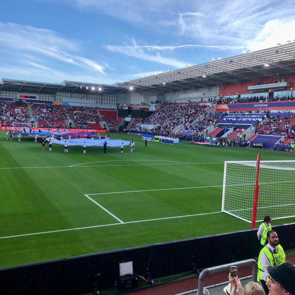 🏟 | Team SRUSA Women’s soccer is taking in the Euro game tonight between France and Italy in Rotherham.

A commanding start by France who currently lead 2-0.

#Euro2022

☀️⚽️🔥
