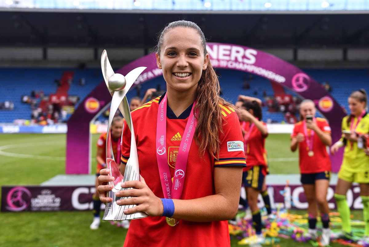 CAMPEONAS DE EUROPA 🥇❤️‍🔥 
Ha sido una experiencia inolvidable y sin lugar a duda un sueño cumplido. Eternamente agradecida a todas las personas que han formado parte de esta familia, este equipo es para siempre.
