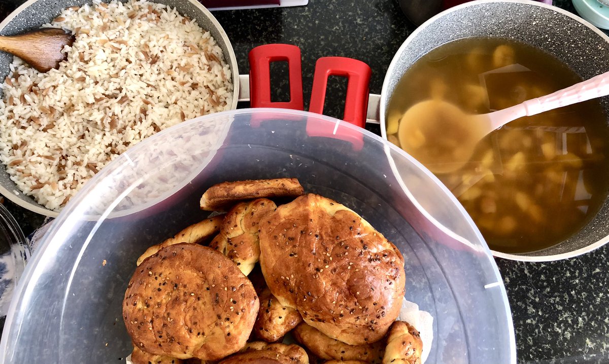 ahmedguness's tweet image. Dünyanın neresinde olursa olsun, bir Diyarbakırlı Bayramda bu üç yemeği yapar.
Pilav, Hoşaf, Çörek,
Afiyet Olsun 😊 #diyarbekir #omid #emid #karaamid #amida #amidi #amedi #amed #diyarbakır