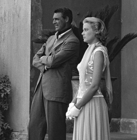 distractedfilm's tweet photo. To Catch A Thief.
Cary Grant and Grace Kelly.
On the set of Hitchcock's film. https://t.co/eIqcSz7fyv
