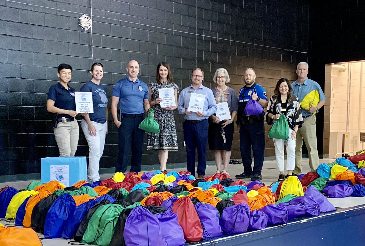 ArlingtonPD's tweet photo. Big thanks to St. Vincent de Paul Catholic Church for helping us help the less fortunate in our city. The Parish collected enough items to build about 400 packages. 

Our Behavioral Health Law Enforcement Unit (BHLEU) took 150 bags to hand out. Great work!

#ArlingtonKindness https://t.co/NR7pFLPUP7