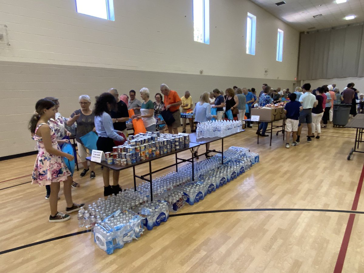 ArlingtonPD's tweet photo. Big thanks to St. Vincent de Paul Catholic Church for helping us help the less fortunate in our city. The Parish collected enough items to build about 400 packages. 

Our Behavioral Health Law Enforcement Unit (BHLEU) took 150 bags to hand out. Great work!

#ArlingtonKindness https://t.co/NR7pFLPUP7