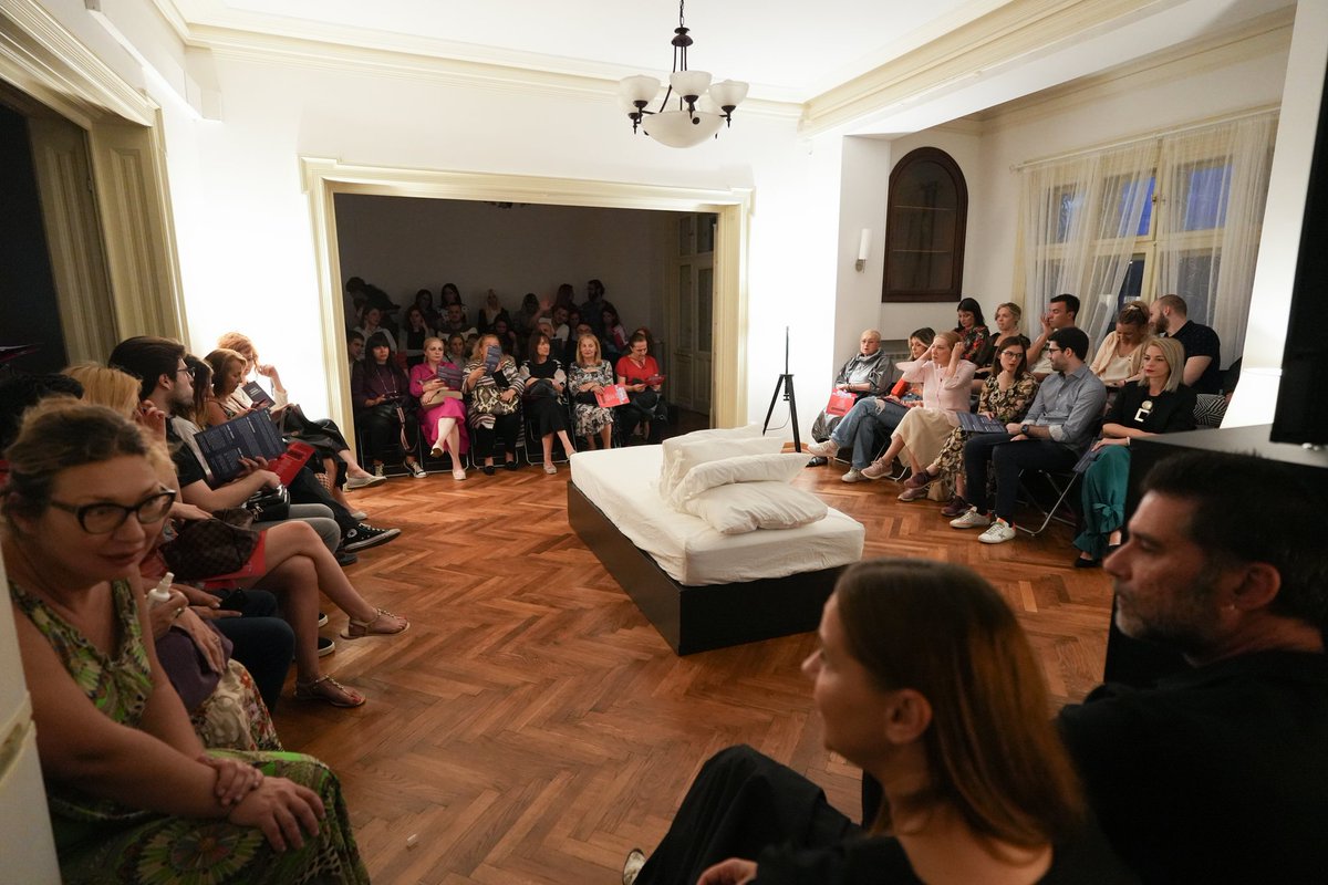 Kratka istorija pljeskavica i druge priče je prethodne večeri imala svoju premijeru u Hartefakt kući.

Dugogodišnji izvođač Peeping Tom trupe i velikan monodrama Simon Versnel je osvojio srca beograske publike slojevitošću i potpunom predanošću izvedbe.