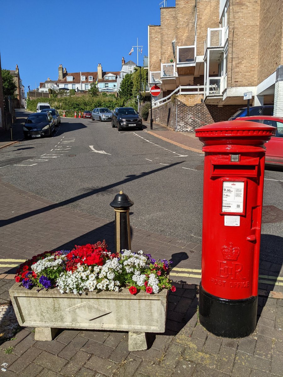 ness_charles's tweet photo. Plus two pillar boxes in Cowes. A very day of post box spotting for the troops. I hear they have been well fed and watered for their efforts. 2/2
#postbox #IsleofWight #isleofwightcoastalpath #letterboxstudygroup https://t.co/C3jMgRVMCl