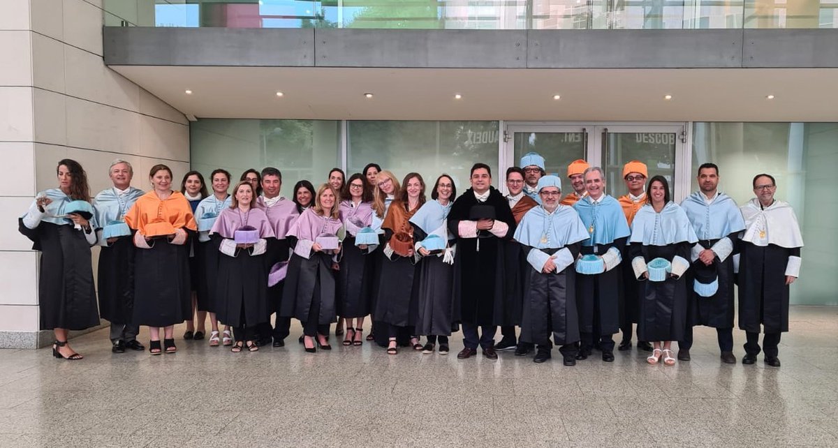 JoseMPaganAg's tweet photo. Queridos nuevos maestros de #EducaciónInfantil, graduados en #EducaciónSocial y #Pedagogía por la @UCV_svm: educadores y pedagogos, sois la esperanza de nuestra sociedad, vivid la educación como un testimonio y ofreced un modo de vida plena a vuestros alumnos. #GraduaciónUCV https://t.co/UQ3j5HWe3N