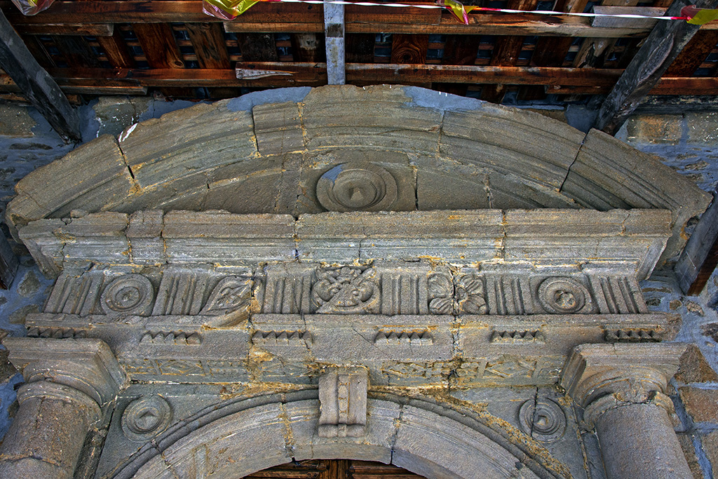 turismobierzo's tweet photo. En el pueblo de Albares de la Ribera destaca la iglesia de San Millán y en ella, la altiva espadaña construida en el siglo XIX. En el interior sobresalen los artesonados, diferentes retablos barrocos y rococós y un retablo camarín del siglo XVIII.
#descubriendoelbierzo @CCBierzo https://t.co/SkhUudVyLU