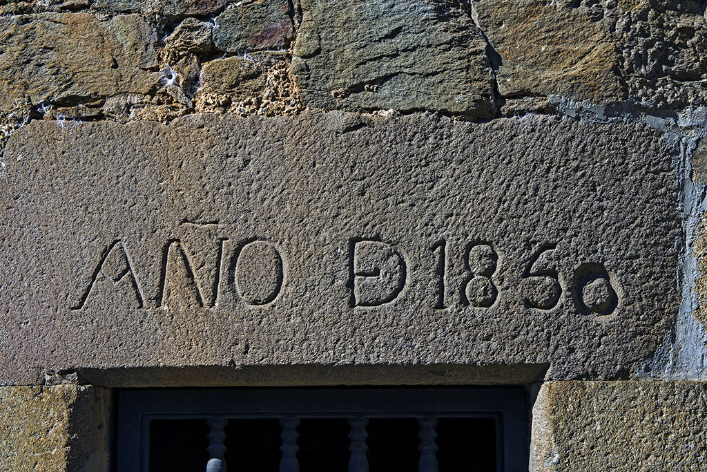 turismobierzo's tweet photo. En el pueblo de Albares de la Ribera destaca la iglesia de San Millán y en ella, la altiva espadaña construida en el siglo XIX. En el interior sobresalen los artesonados, diferentes retablos barrocos y rococós y un retablo camarín del siglo XVIII.
#descubriendoelbierzo @CCBierzo https://t.co/SkhUudVyLU