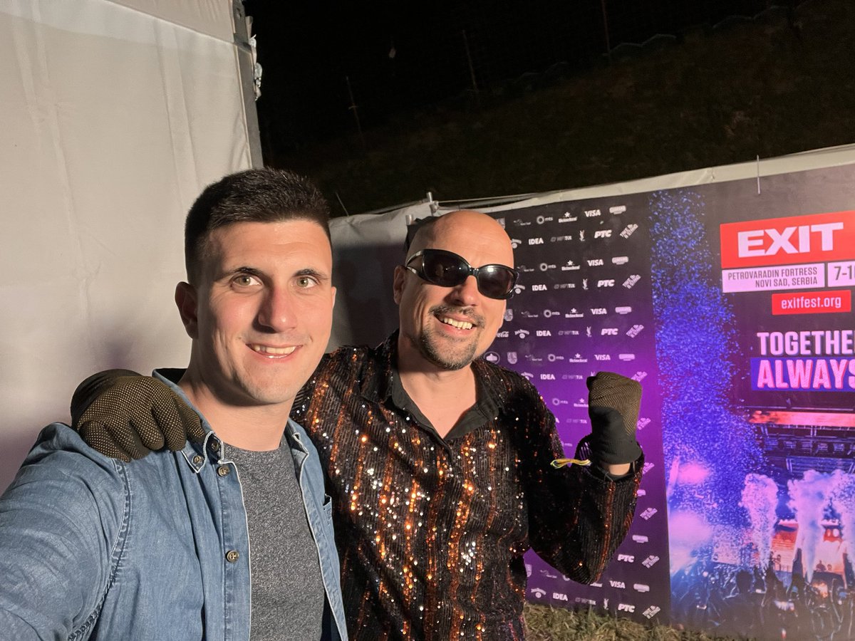 simke33's tweet photo. Rekao sam Šemsu da ga volim i ja sam srećan čovik #Brkovi #Shamso69 🎸🤟🏻 https://t.co/kKNVE2hCdR