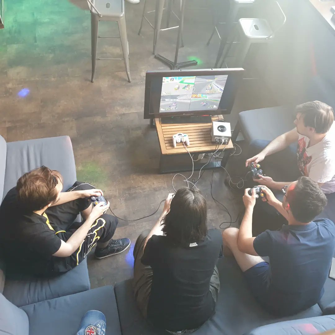 Gamerz_Voice's tweet photo. ❤️ 🧡 💛 Aujourd'hui nous étions au bar @MeltdownStras  #Strasbourg pour notre 4è journée de notre ligue #mariokart #mariokartdoubledash.
Avec 10 joueurs pour cette journée félicitation à Benjy qui gagne pour la première fois un tournoi Mk.
Découvrez notre table finale. https://t.co/wrc1gkcogM