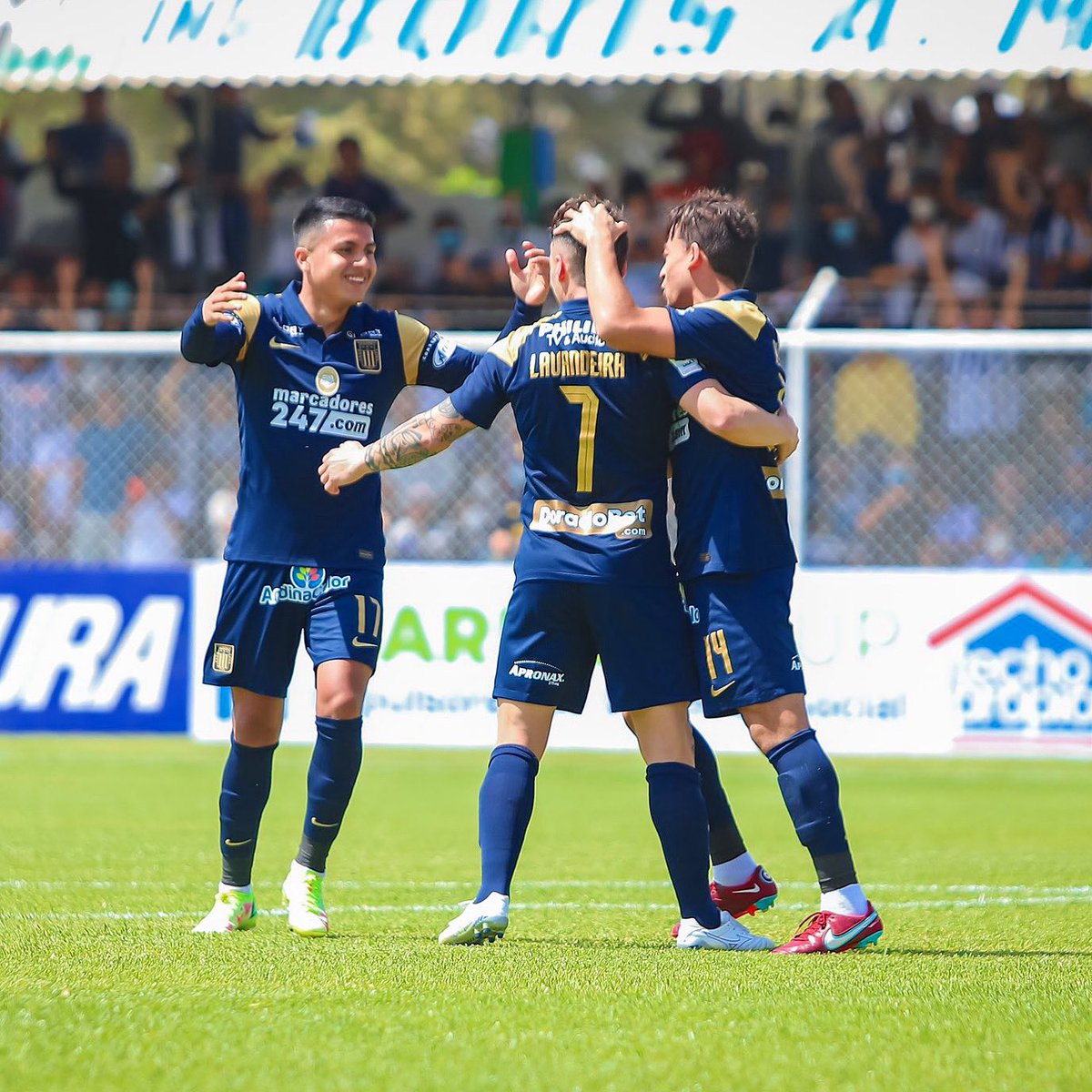 zonafutbolpe's tweet photo. 🔥FINAL ⚪️🔵 #AlianzaLima venció en Piura a Atlético Grau 2-1 con goles de Lavandeira y Cristian Benavente por la fecha 1 del Torneo Clausura 🏆 https://t.co/0DKFGrnXUn