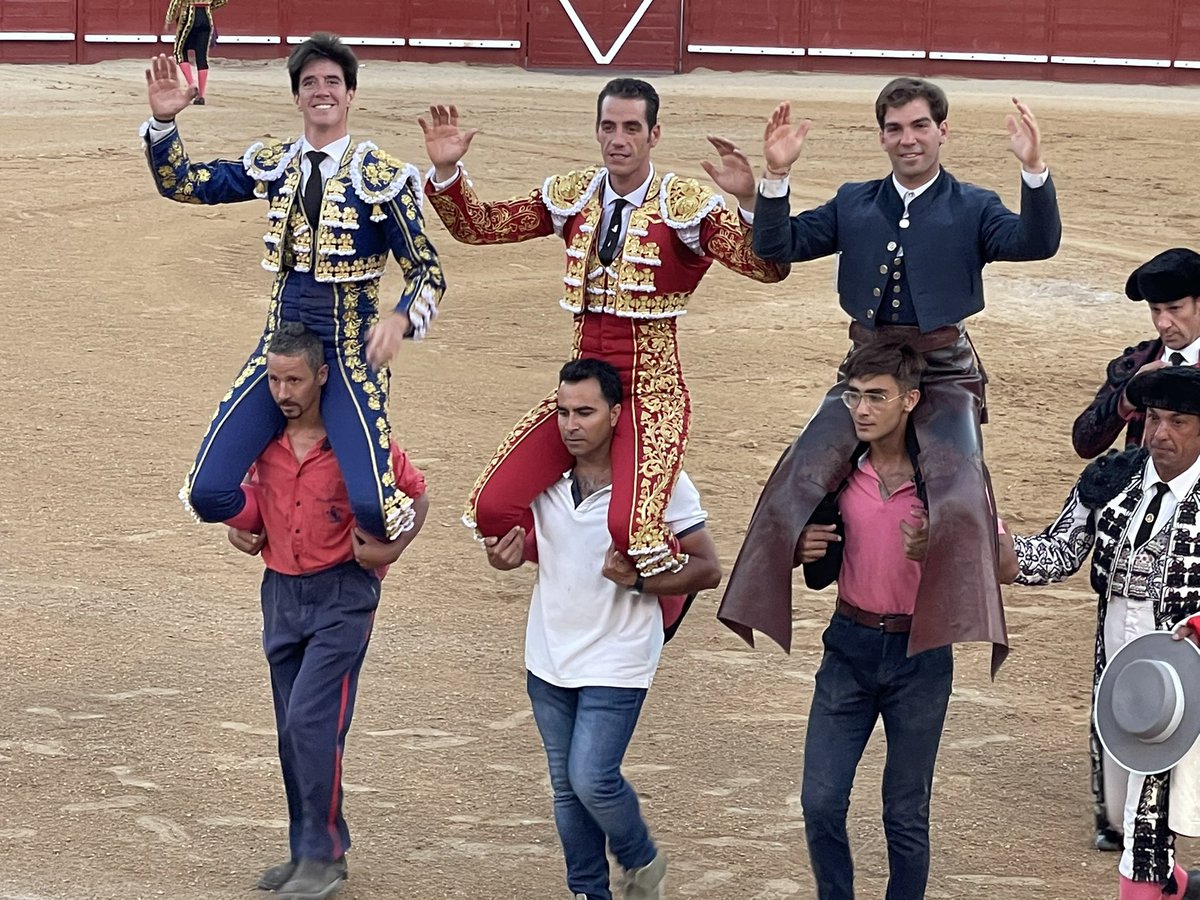 PRENSA PEPE MORAL (@pepemoraltorero) on Twitter photo Puerta Grande para <a href="/PPMoral/">Pepe Moral</a> en Arévalo. Gran gran corrida de <a href="/victorinotoros/">Victorino Martin</a> con la terna al completo a hombros #SebastiánFernández <a href="/EsauFernandez/">Esaú Fernández</a>. #NaturalEterno Puerta Grande para <a href="/PPMoral/">Pepe Moral</a> en Arévalo. Gran gran corrida de <a href="/victorinotoros/">Victorino Martin</a> con la terna al completo a hombros #SebastiánFernández <a href="/EsauFernandez/">Esaú Fernández</a>. #NaturalEterno