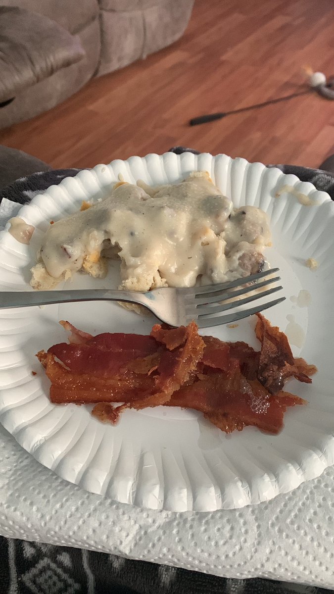 ForeverABobcat's tweet photo. Sausage gravy and biscuits, bacon #LateBrunch #Sunday @Meowsportsmeow https://t.co/u5dA6joVca