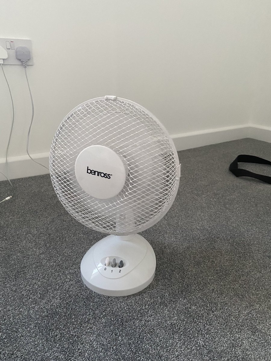 YojimboHawkins's tweet photo. I donโt know who Ben Ross is, but right now heโs a fucking genius. #toohotforme https://t.co/vxt0weQdWD